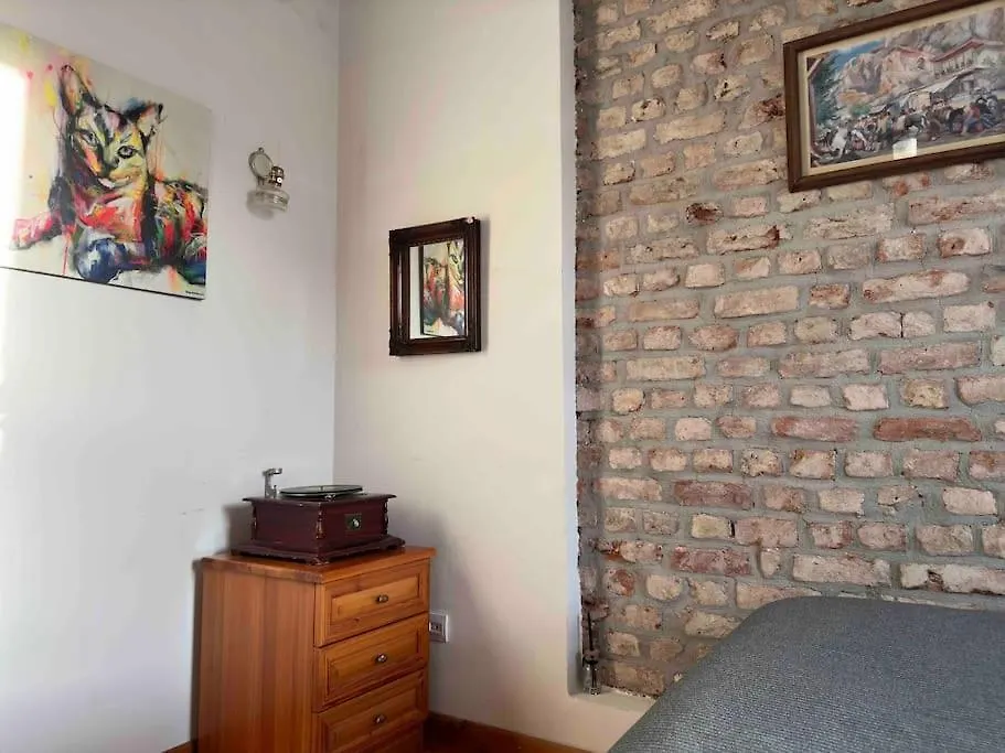 2Br, 2Ba, 2Nd Floor Of Historical Building, Galata Appartement Istanboel Turkije