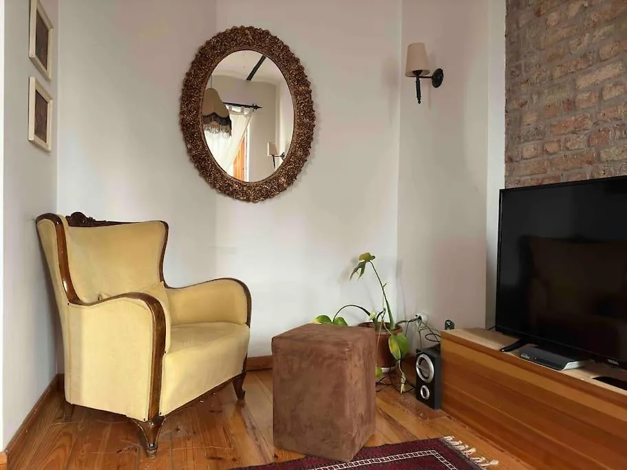 2Br, 2Ba, 2Nd Floor Of Historical Building, Galata Appartement Istanboel